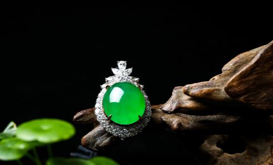 如何选择和估价翡翠_翡翠的日常清洗与养护