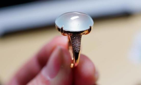 戒指太紧戴在手上取不下来_戒指久取不下的懒人妙招