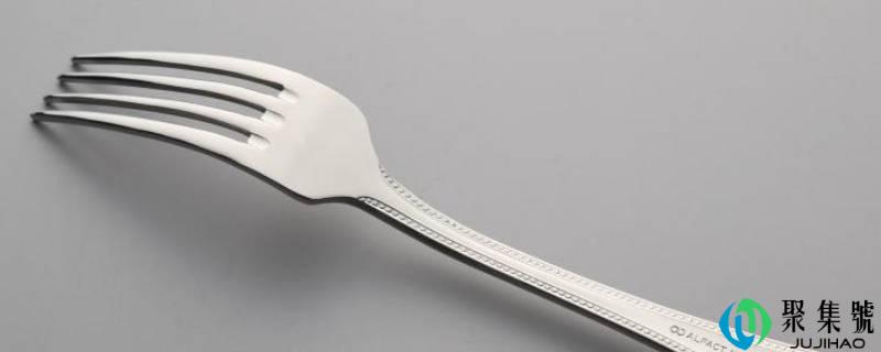 是左手拿叉仍是右手拿叉