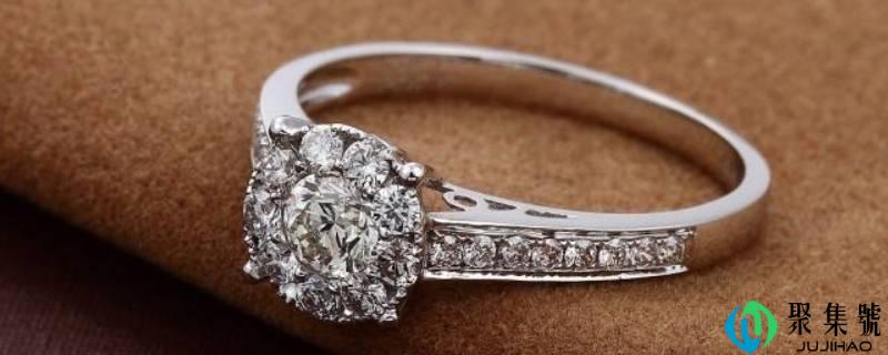 详细阅读:女生右手食指带戒指的含义 女生右手食指带戒指的含义