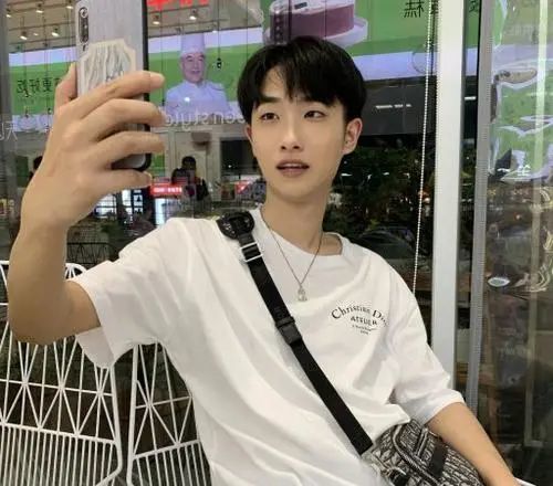 网红丁真(网红丁真是否应该离开草原)