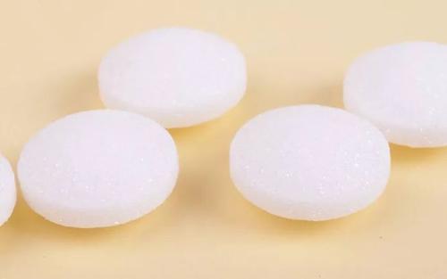 樟脑丸的气味对人有害吗(樟脑丸的气味对婴幼儿有害吗)