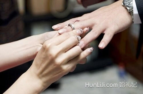 右手食指戴戒指什么意思(女生戴右手食指戴戒指什么意思)