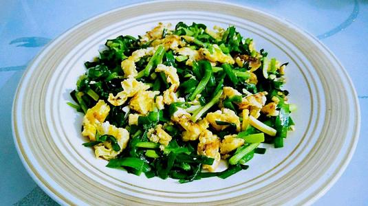 鸡蛋炒韭菜怎么炒(鸡蛋炒辣椒怎么炒)