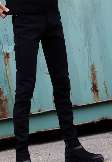 黑色裤子配什么颜色的鞋(黑色上衣和黑色裤子配什么颜色的鞋)