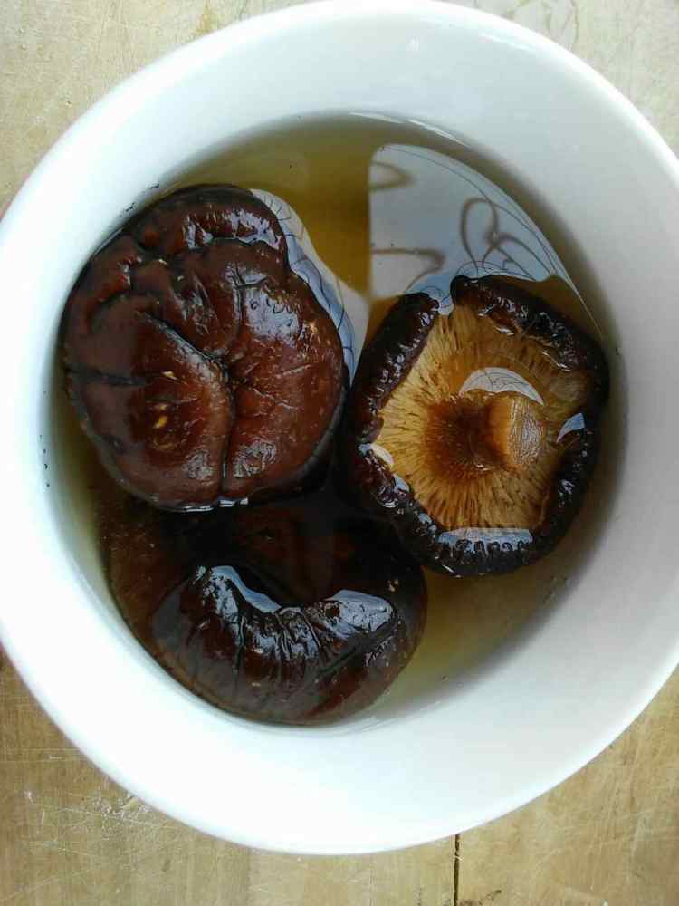 干香菇泡一夜还能吃吗(香菇干泡了一夜还可以用吗)