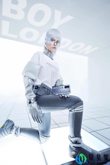 解锁“银”色科技潮流生活,BOY LONDON x HONOR联名跨界限量礼盒发布