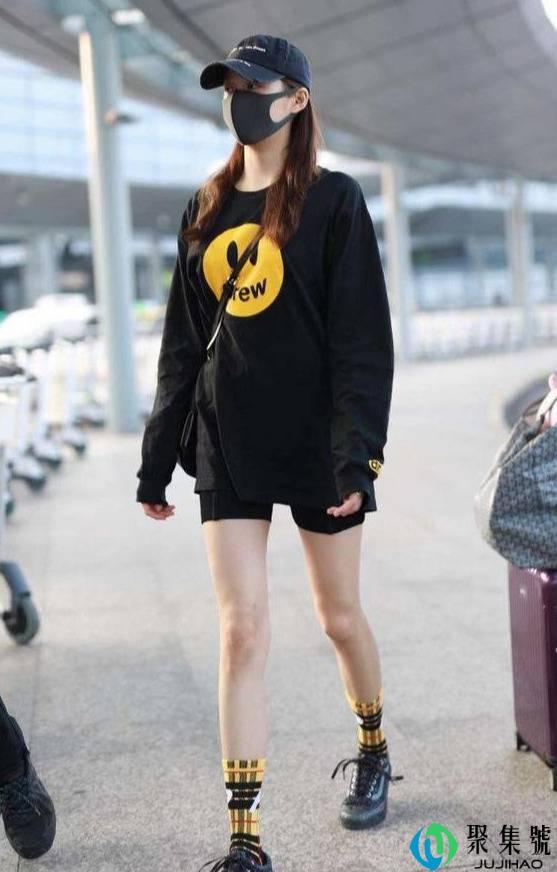 袜子露出一截才时髦!秋冬穿搭的点睛之笔,能发挥大作用