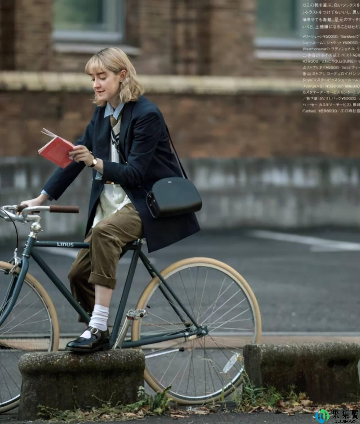 袜子露出一截才时髦!秋冬穿搭的点睛之笔,能发挥大作用