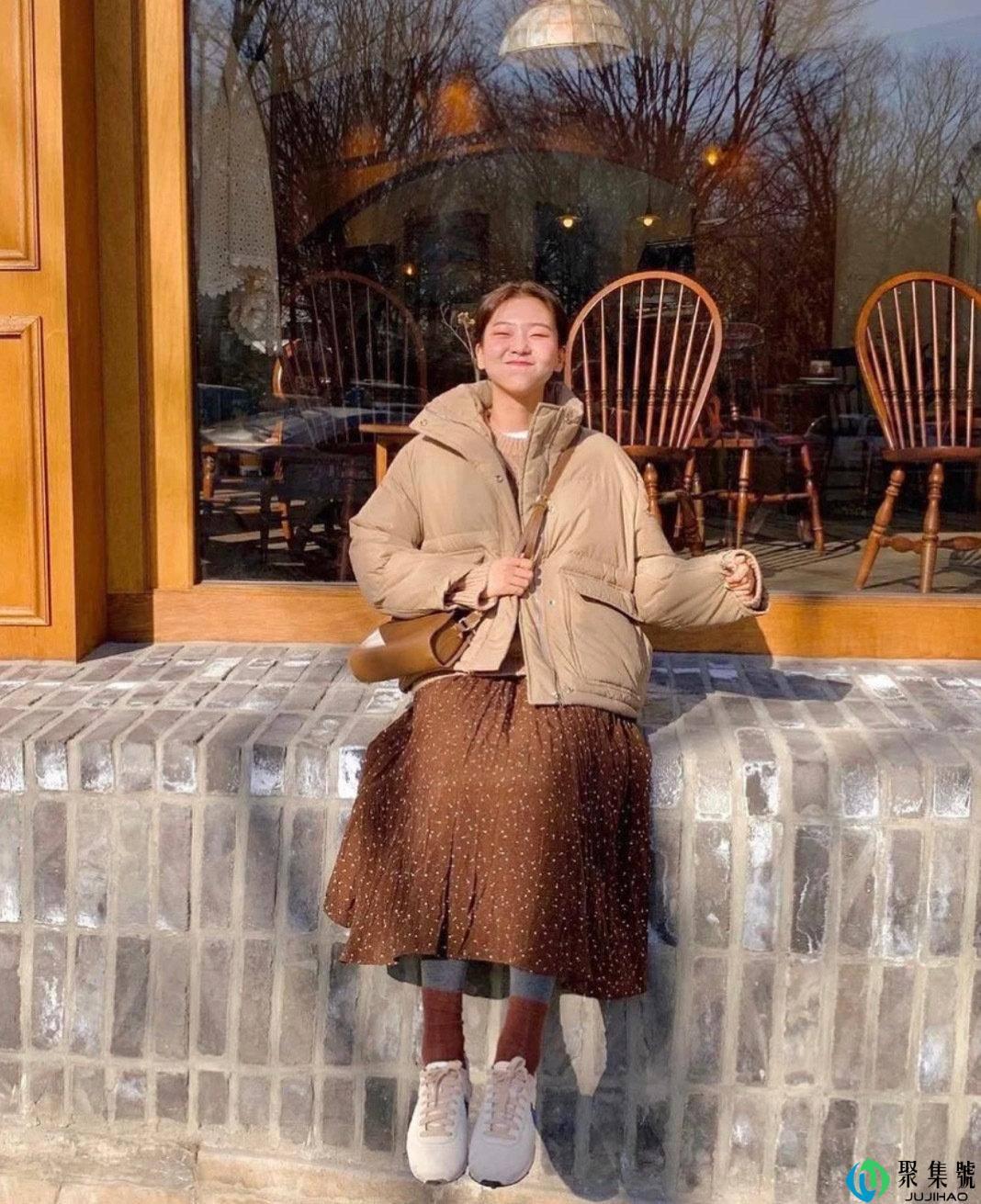 袜子露出一截才时髦!秋冬穿搭的点睛之笔,能发挥大作用