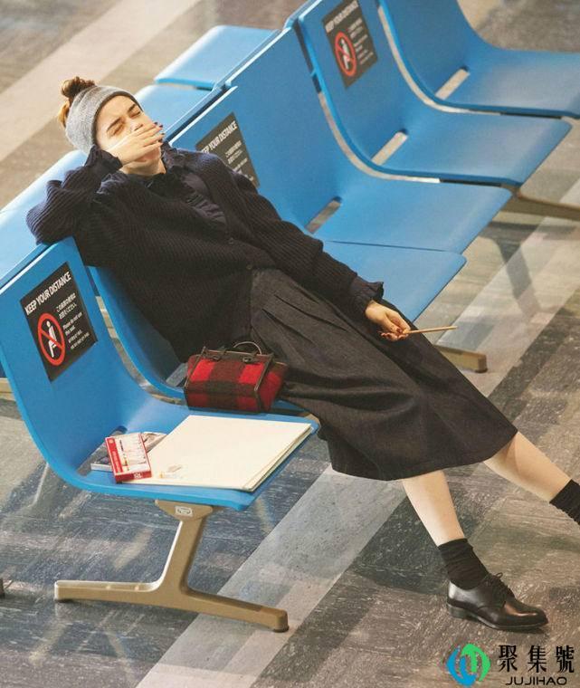 袜子露出一截才时髦!秋冬穿搭的点睛之笔,能发挥大作用