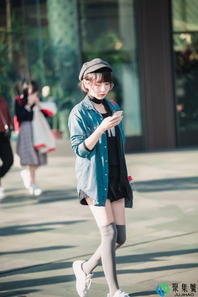 袜子露出一截才时髦!秋冬穿搭的点睛之笔,能发挥大作用