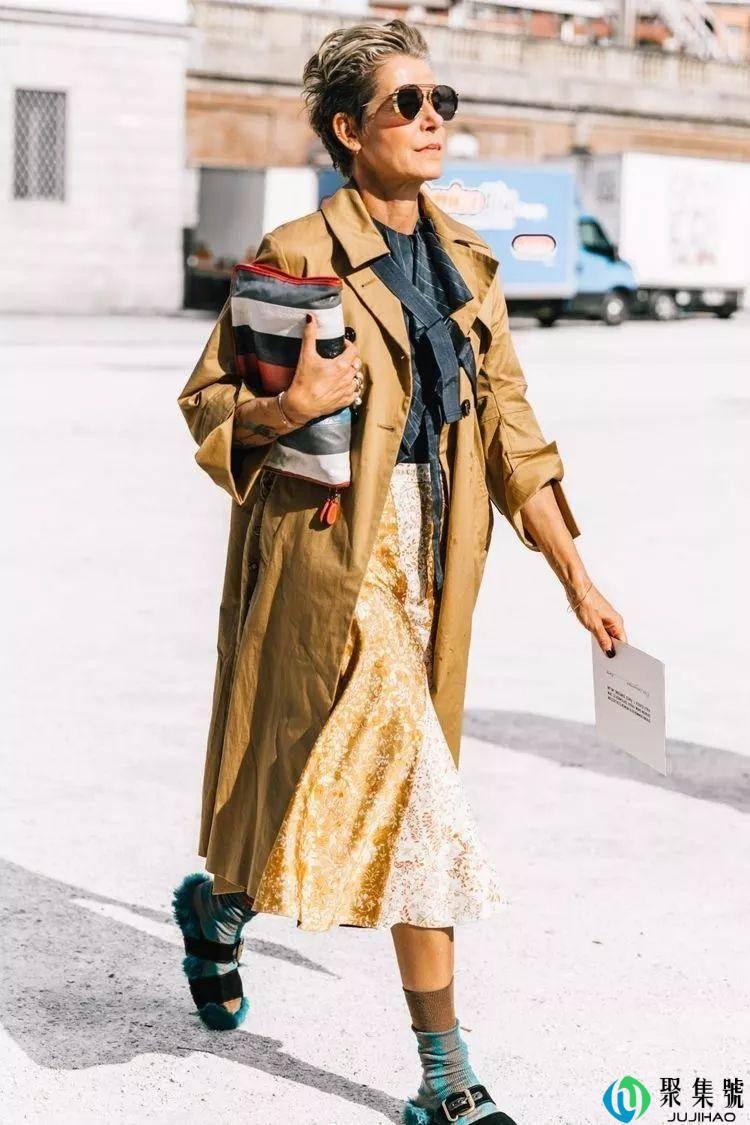 袜子露出一截才时髦!秋冬穿搭的点睛之笔,能发挥大作用