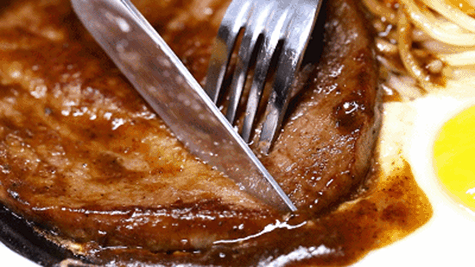 你知道吃牛排刀叉的正确拿法吗?如何切牛排、西餐礼仪有哪些?