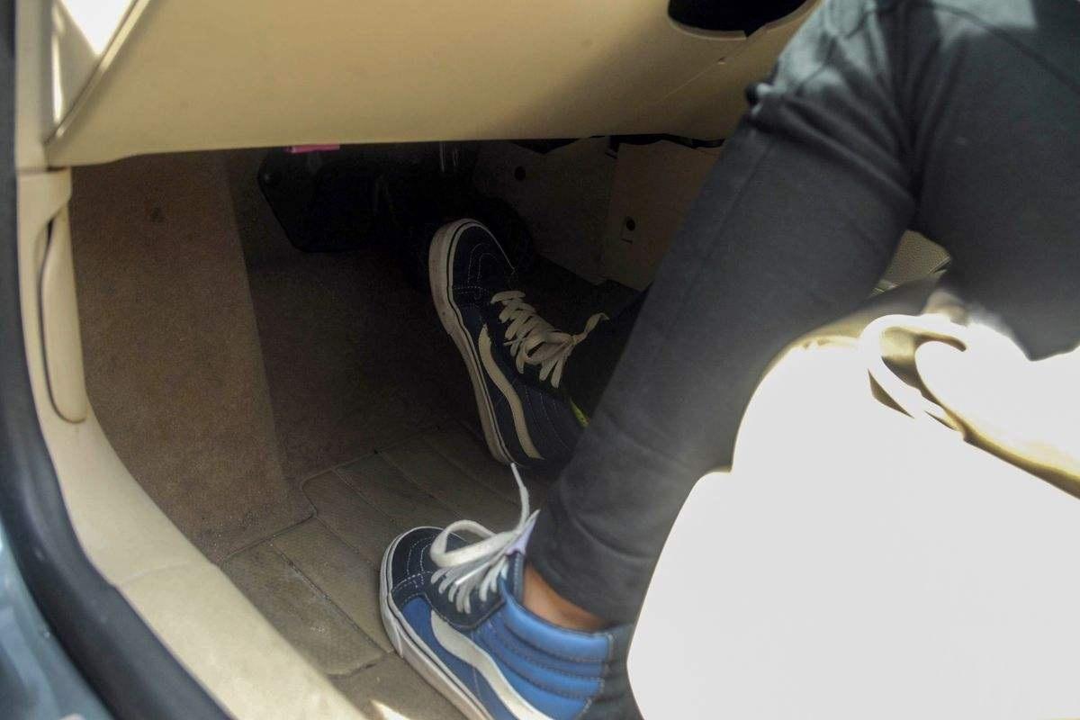 油门卡住了踩刹车有用吗（刹车油门踩不动是怎么回事）