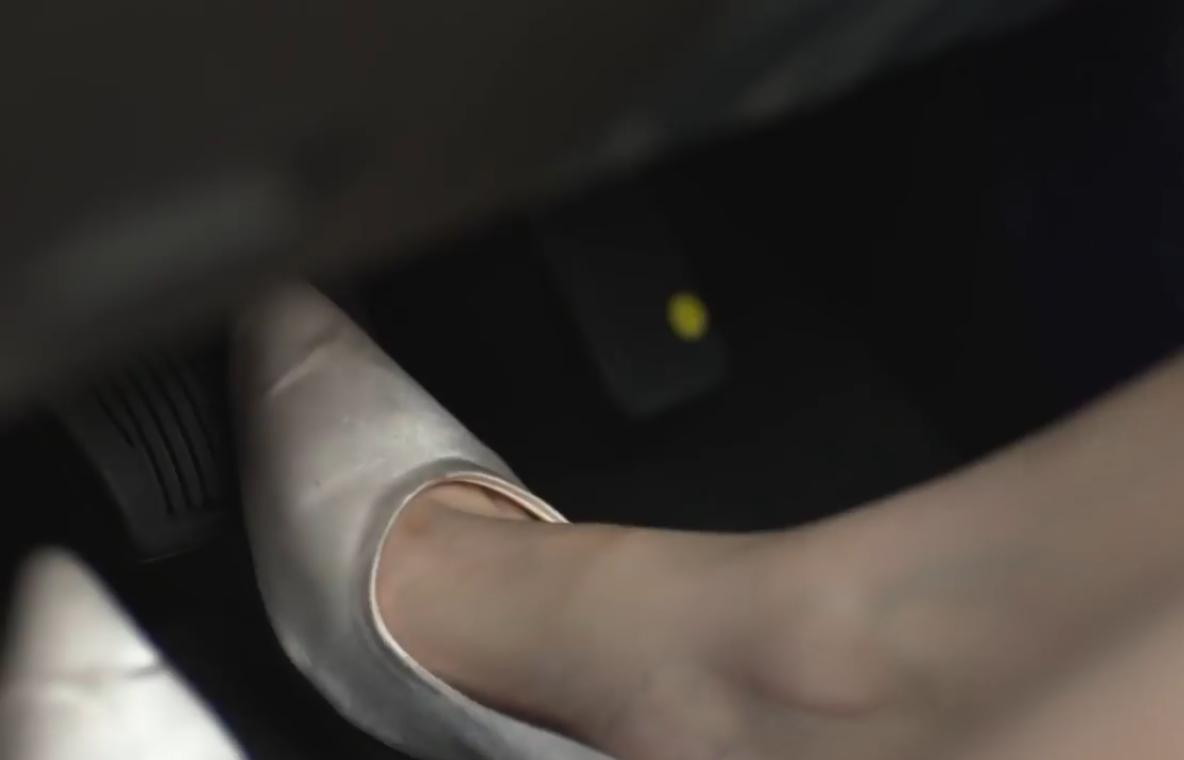 油门突然卡死,踩刹车又没用该怎么办?这些动作很重要!