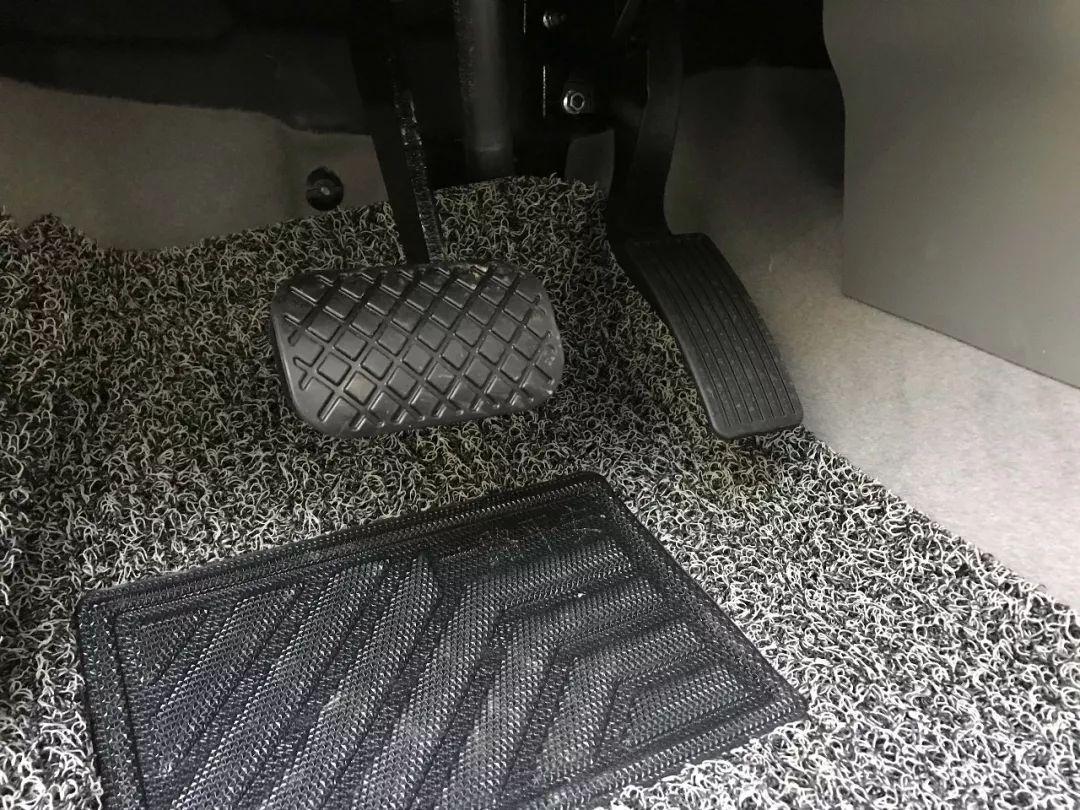 油门突然卡死,踩刹车又没用该怎么办?这些动作很重要!