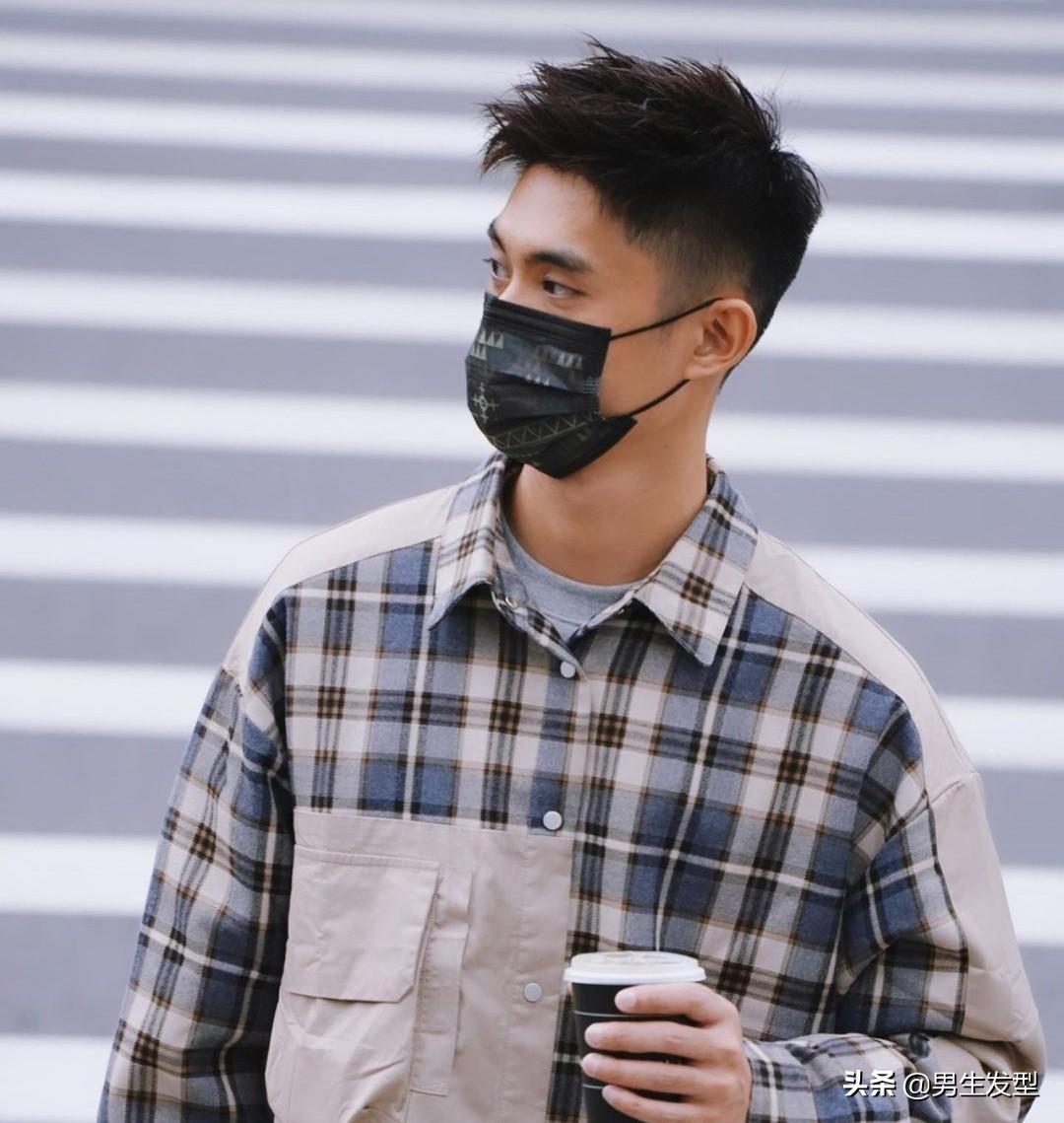 去理发店只会说“稍微修剪”?男生留这3款发型,硬朗又帅气