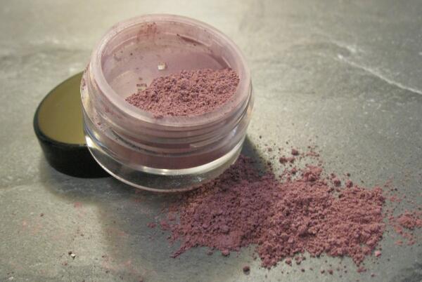 散粉跟粉饼哪个定妆比较好(定妆粉散粉好用还是粉饼好用)