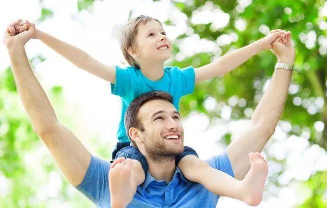 亲子游戏别瞎玩,“拔萝卜”游戏致娃颈椎受伤,不少家长都玩过