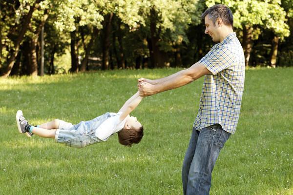 亲子游戏别瞎玩,“拔萝卜”游戏致娃颈椎受伤,不少家长都玩过