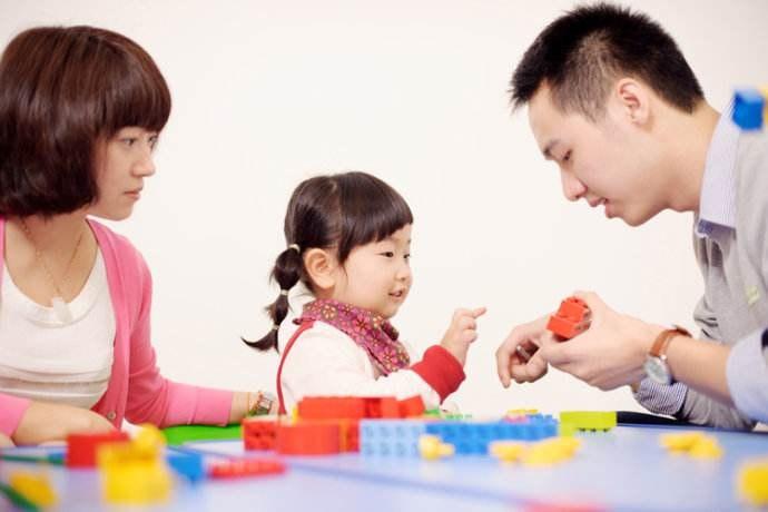 亲子游戏别瞎玩,“拔萝卜”游戏致娃颈椎受伤,不少家长都玩过