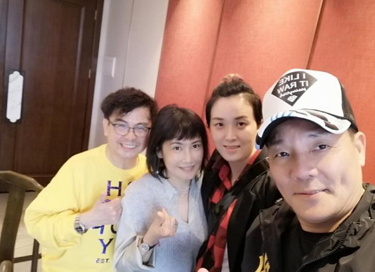 明星夫妇聚会!黄一山妻子气质好,程东小19岁娇妻打扮似男生