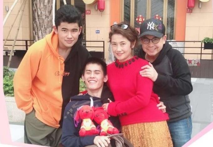 明星夫妇聚会!黄一山妻子气质好,程东小19岁娇妻打扮似男生