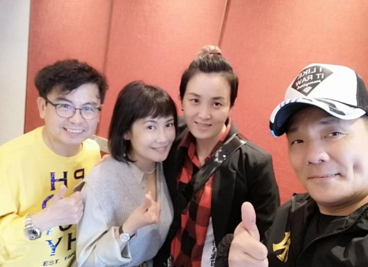 明星夫妇聚会!黄一山妻子气质好,程东小19岁娇妻打扮似男生