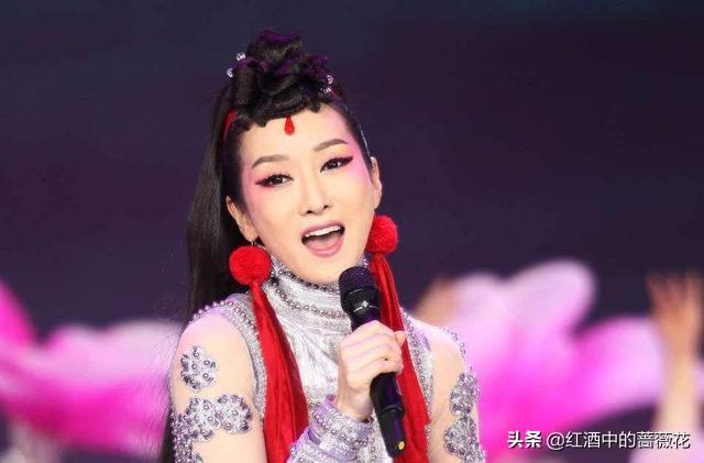 2000青歌赛诞生的实力唱将,出道时叫周鹏,后改名萨顶顶