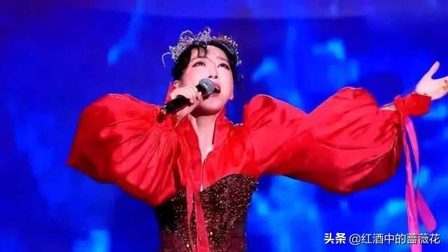 2000青歌赛诞生的实力唱将,出道时叫周鹏,后改名萨顶顶