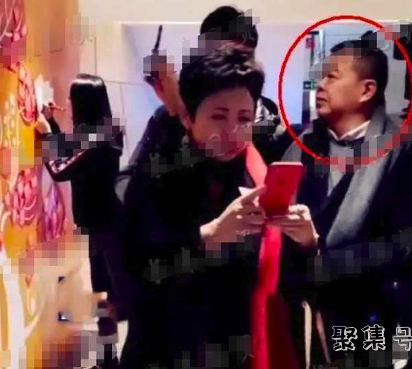 58岁董文华近照曝光,脸部浮肿略显沧桑,曾为事业坚持不生孩子