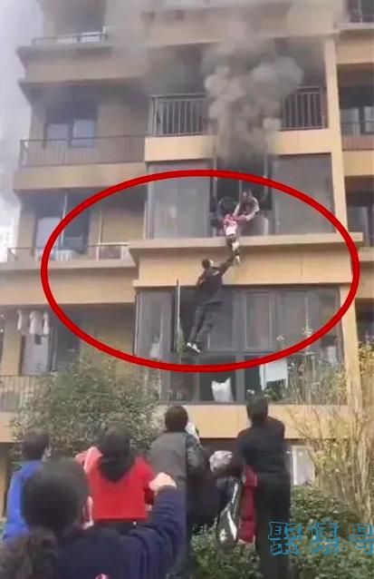 火场救人快递小哥获公司提拔（快递小哥救人最新报道）