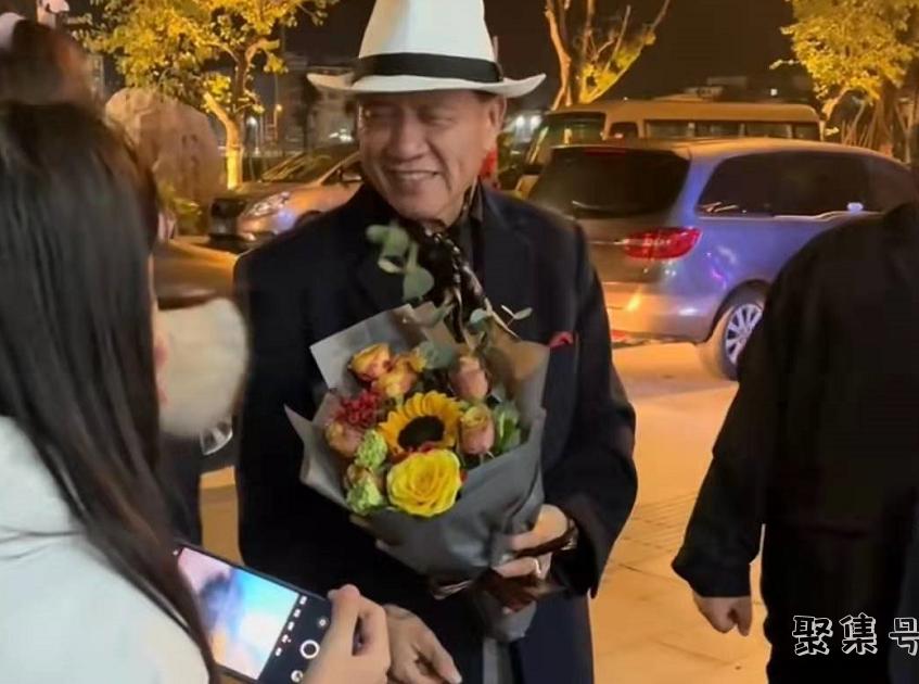 64岁万梓良近况惹担忧!说话有气无力很憔悴,晚年病多仍拼命挣钱