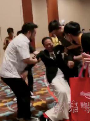 64岁万梓良近况惹担忧!说话有气无力很憔悴,晚年病多仍拼命挣钱