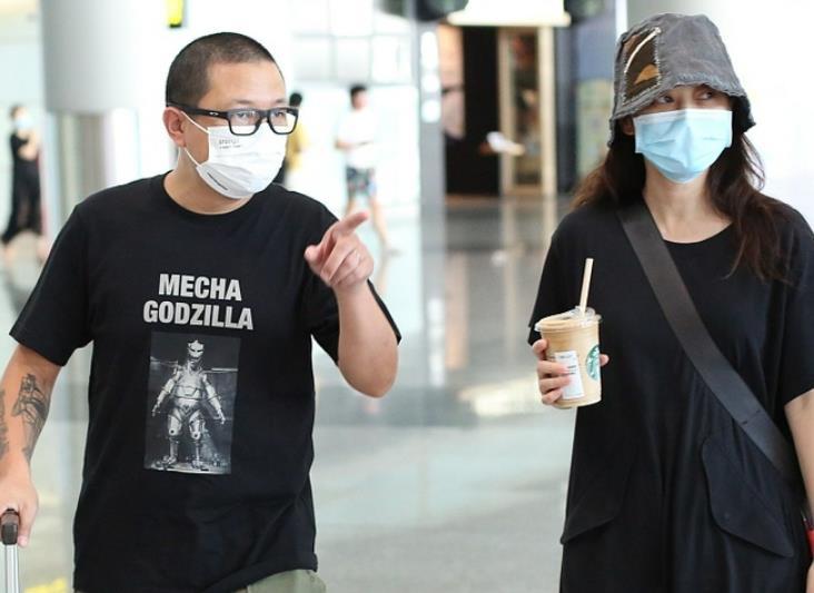 梅婷与大11岁老公合体现身,素颜显憔悴老态,与老公恩爱依旧