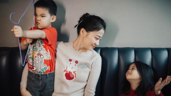 梅婷与大11岁老公合体现身,素颜显憔悴老态,与老公恩爱依旧