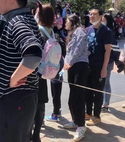 梅婷与大11岁老公合体现身,素颜显憔悴老态,与老公恩爱依旧