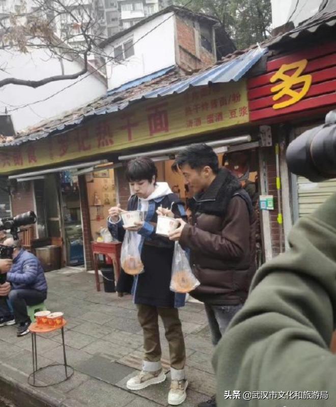 谢霆锋华晨宇综艺录制路透(华晨宇谢霆锋同台)