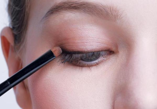 女人再忙也要记住:出门化淡妆!教你7个正确步骤,容易又好看