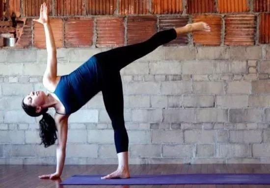 (必读干货)详解瑜伽半月式练习方法步骤!7个步骤一个不能少