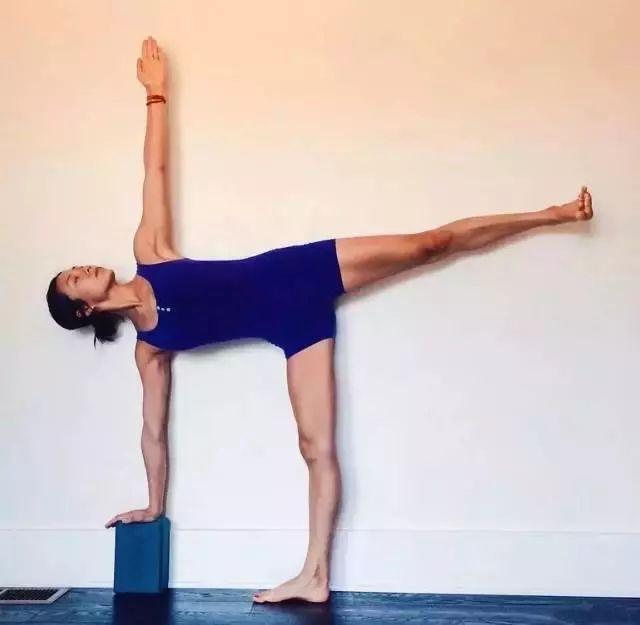 (必读干货)详解瑜伽半月式练习方法步骤!7个步骤一个不能少