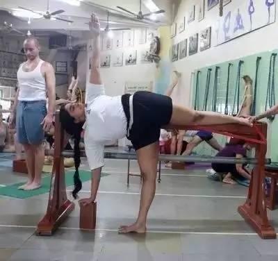 (必读干货)详解瑜伽半月式练习方法步骤!7个步骤一个不能少