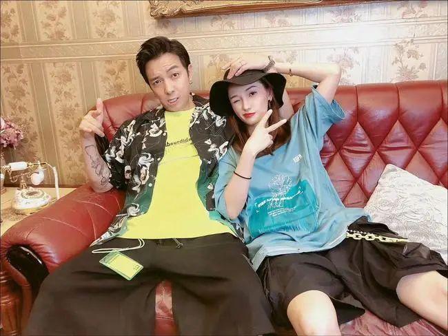 一对夫妻因收租视频爆红,他们背后的奋斗故事,比你想象的更精彩