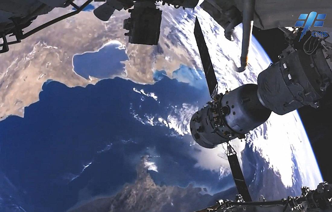 翟志刚出舱:怕地球飘跑了!地球重60万亿亿吨,为何能飘在太空?