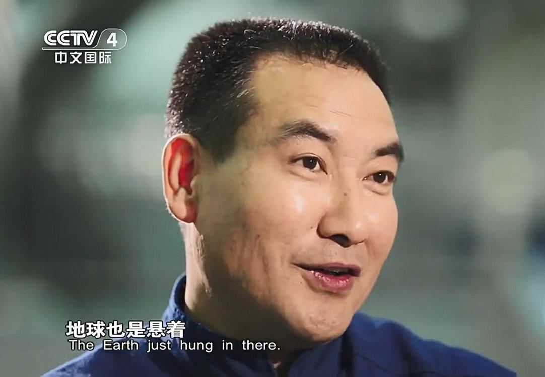 翟志刚出舱:怕地球飘跑了!地球重60万亿亿吨,为何能飘在太空?