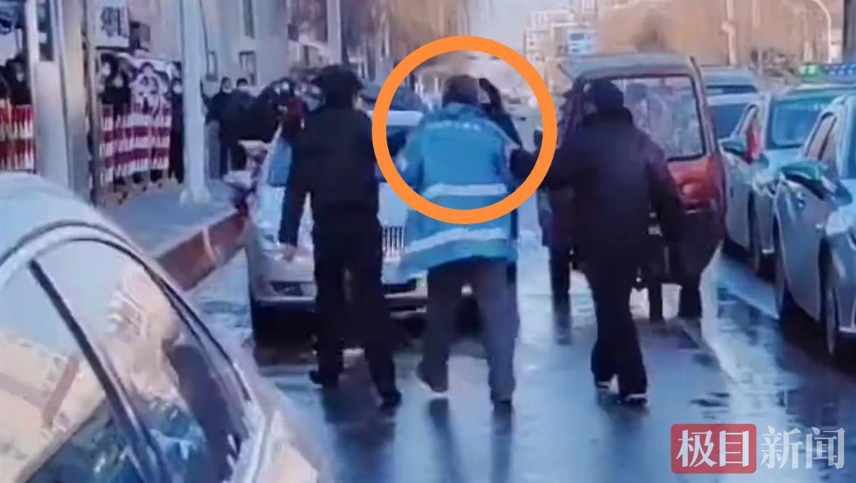 甘肃庆阳一洒水车司机遭人当街推搡,环卫部门:溶冰剂喷到市民身上引发冲突