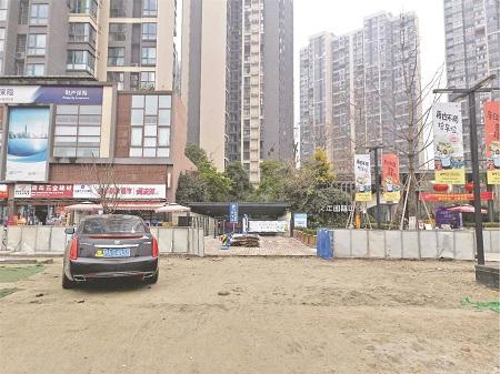 居民反映出行存在安全隐患 记者跑腿帮忙解决人车混道问题