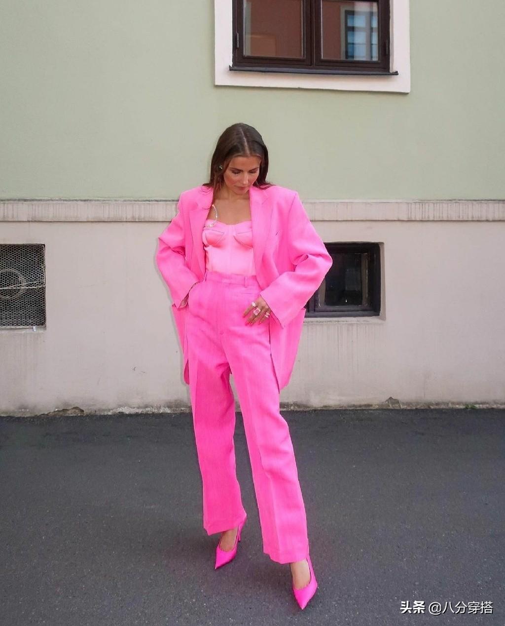 玫红色不好驾驭?试试这些搭配,简约日常有格调,轻松美出新高度