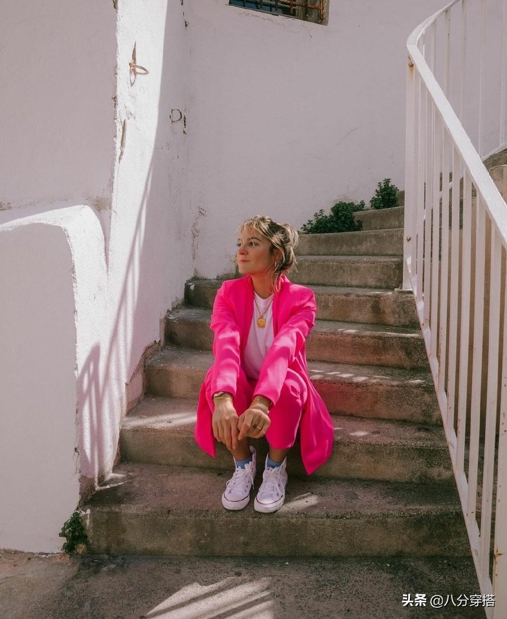 玫红色不好驾驭?试试这些搭配,简约日常有格调,轻松美出新高度